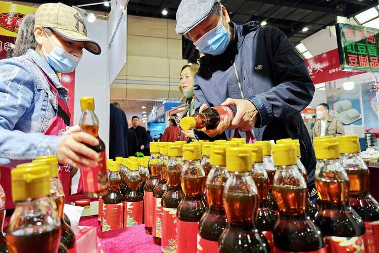 大连食博会火爆开场 农副土特产品盛宴引燃消费热情